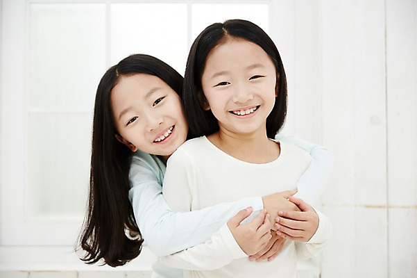 포토 JPG 여자 어린이라이프 어린이 가족 안기 실내 서기 미소 동양인 상반신 두명 앞모습 화목 다정 한국인 쌍둥이 자매 어린이만 소녀만 국내포토 라이프스타일 뷰포인트 컨셉 관계 모션 표정 사람 인종 내부 여자만 파일형식