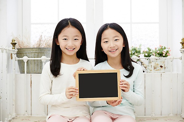 포토 JPG 여자 어린이라이프 어린이 가족 실내 미소 들기 앉기 동양인 상반신 두명 앞모습 소파 칠판 화목 다정 한국인 쌍둥이 자매 어린이만 소녀만 국내포토 라이프스타일 뷰포인트 컨셉 의자 관계 모션 표정 사람 인종 내부 여자만 파일형식