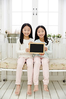 포토 JPG 전신 여자 어린이라이프 어린이 가족 실내 미소 들기 앉기 동양인 두명 앞모습 소파 칠판 화목 다정 한국인 쌍둥이 자매 어린이만 소녀만 국내포토 라이프스타일 뷰포인트 컨셉 의자 관계 모션 표정 사람 인종 내부 여자만 파일형식