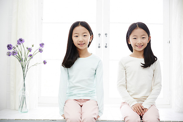 포토 JPG 여자 어린이라이프 어린이 가족 실내 미소 앉기 동양인 상반신 두명 앞모습 화목 다정 한국인 쌍둥이 창가 즐거움 자매 어린이만 소녀만 국내포토 라이프스타일 감정 뷰포인트 컨셉 창문 관계 모션 표정 사람 인종 내부 여자만 파일형식