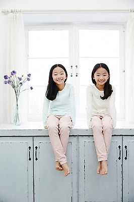 포토 JPG 전신 여자 어린이라이프 어린이 장난 가족 실내 미소 앉기 동양인 두명 앞모습 화목 다정 한국인 쌍둥이 창가 즐거움 자매 어린이만 소녀만 국내포토 라이프스타일 감정 뷰포인트 컨셉 창문 관계 모션 표정 사람 인종 내부 여자만 파일형식