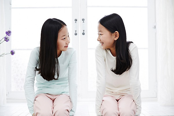 포토 JPG 여자 어린이라이프 어린이 장난 가족 실내 미소 앉기 동양인 상반신 두명 앞모습 마주보기 화목 다정 한국인 쌍둥이 창가 즐거움 자매 어린이만 소녀만 국내포토 라이프스타일 감정 뷰포인트 컨셉 창문 관계 모션 표정 사람 인종 내부 여자만 파일형식