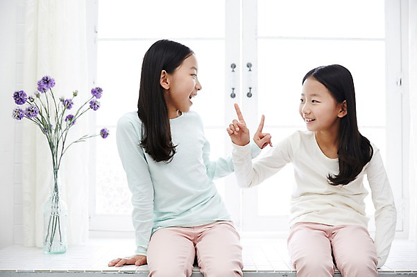 포토 JPG 여자 어린이라이프 어린이 장난 가족 실내 미소 앉기 동양인 손짓 상반신 두명 앞모습 화목 다정 한국인 쌍둥이 창가 즐거움 자매 어린이만 소녀만 국내포토 라이프스타일 감정 뷰포인트 컨셉 창문 관계 모션 표정 사람 인종 내부 여자만 파일형식