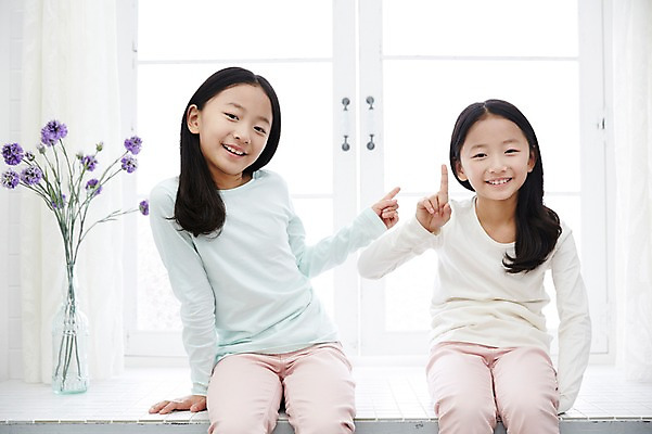 포토 JPG 여자 어린이라이프 어린이 장난 가족 실내 미소 앉기 동양인 손짓 상반신 두명 앞모습 화목 다정 한국인 쌍둥이 창가 즐거움 자매 어린이만 소녀만 국내포토 라이프스타일 감정 뷰포인트 컨셉 창문 관계 모션 표정 사람 인종 내부 여자만 파일형식