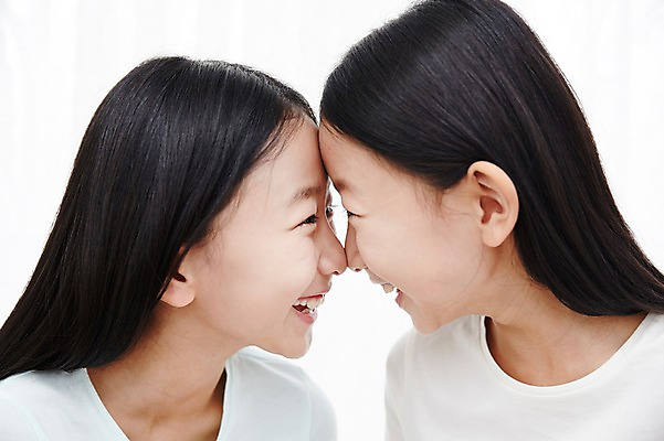 포토 JPG 여자 어린이라이프 어린이 가족 실내 미소 앉기 동양인 상반신 두명 앞모습 마주보기 화목 다정 한국인 쌍둥이 자매 이마맞대기 어린이만 소녀만 국내포토 라이프스타일 뷰포인트 컨셉 관계 모션 표정 사람 인종 내부 여자만 얼굴맞대기 파일형식