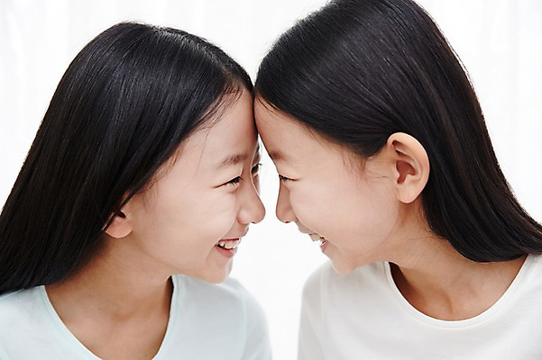 포토 JPG 여자 어린이라이프 어린이 가족 실내 미소 앉기 동양인 상반신 두명 앞모습 마주보기 화목 다정 한국인 쌍둥이 자매 이마맞대기 어린이만 소녀만 국내포토 라이프스타일 뷰포인트 컨셉 관계 모션 표정 사람 인종 내부 여자만 얼굴맞대기 파일형식