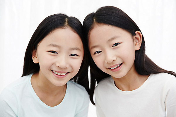 포토 JPG 여자 어린이라이프 어린이 가족 실내 미소 앉기 동양인 상반신 두명 앞모습 화목 다정 한국인 쌍둥이 자매 어린이만 소녀만 국내포토 라이프스타일 뷰포인트 컨셉 관계 모션 표정 사람 인종 내부 여자만 파일형식