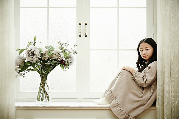 포토 JPG 전신 여자 꽃 어린이라이프 여유 어린이 휴식 실내 한명 앉기 소녀 옆모습 한국인 창가 어린이만 소녀한명만 국내포토 식물 1 라이프스타일 감정 뷰포인트 컨셉 창문 모션 사람 동양인 내부 여자한명만 소녀만 파일형식