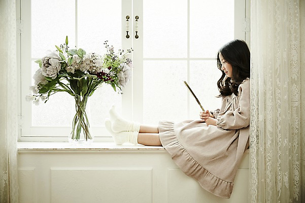 포토 JPG 전신 여자 꽃 어린이라이프 여유 어린이 휴식 실내 한명 들기 앉기 소녀 옆모습 거울 한국인 창가 어린이만 소녀한명만 국내포토 식물 1 라이프스타일 감정 뷰포인트 컨셉 창문 모션 사람 동양인 내부 여자한명만 소녀만 파일형식