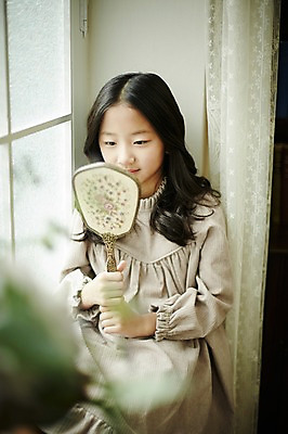 포토 JPG 여자 어린이라이프 여유 어린이 휴식 실내 한명 들기 앉기 소녀 상반신 앞모습 거울 한국인 창가 어린이만 소녀한명만 국내포토 1 라이프스타일 감정 뷰포인트 컨셉 창문 모션 사람 동양인 내부 여자한명만 소녀만 파일형식