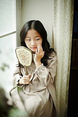 포토 JPG 여자 어린이라이프 여유 어린이 휴식 실내 한명 들기 앉기 소녀 상반신 앞모습 거울 한국인 창가 어린이만 소녀한명만 국내포토 1 라이프스타일 감정 뷰포인트 컨셉 창문 모션 사람 동양인 내부 여자한명만 소녀만 파일형식