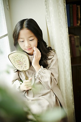포토 JPG 여자 어린이라이프 여유 어린이 휴식 실내 한명 들기 앉기 소녀 상반신 앞모습 거울 한국인 창가 어린이만 소녀한명만 국내포토 1 라이프스타일 감정 뷰포인트 컨셉 창문 모션 사람 동양인 내부 여자한명만 소녀만 파일형식