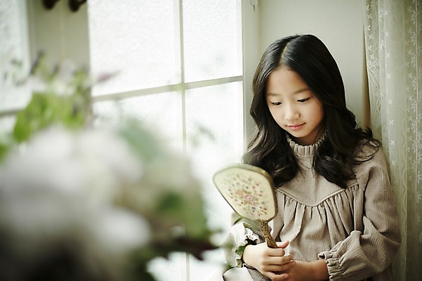 포토 JPG 여자 어린이라이프 여유 어린이 휴식 실내 한명 들기 앉기 소녀 상반신 앞모습 거울 한국인 창가 어린이만 소녀한명만 국내포토 1 라이프스타일 감정 뷰포인트 컨셉 창문 모션 사람 동양인 내부 여자한명만 소녀만 파일형식