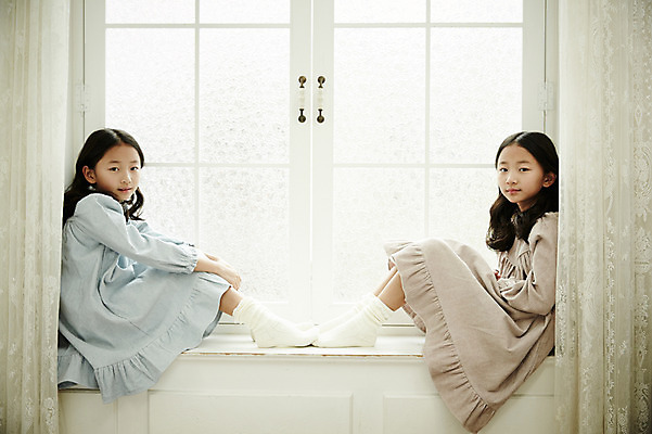 포토 JPG 전신 여자 어린이라이프 어린이 가족 휴식 실내 앉기 동양인 두명 옆모습 화목 다정 한국인 쌍둥이 창가 자매 어린이만 소녀만 국내포토 라이프스타일 뷰포인트 컨셉 창문 관계 모션 사람 인종 내부 여자만 파일형식