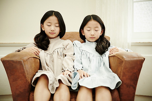 포토 JPG 여자 어린이라이프 어린이 가족 휴식 실내 앉기 동양인 상반신 두명 앞모습 소파 눈감음 한국인 쌍둥이 자매 어린이만 소녀만 국내포토 라이프스타일 뷰포인트 컨셉 의자 관계 모션 사람 인종 내부 여자만 파일형식 가구 생활 생활용품 오브젝트