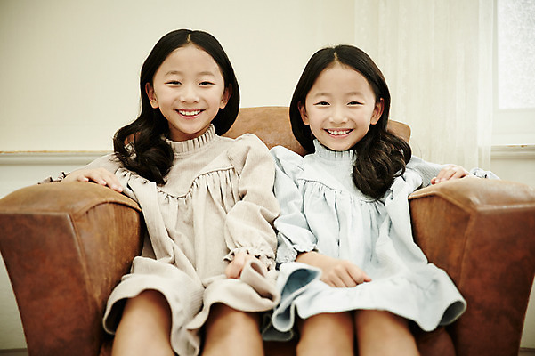 포토 JPG 여자 어린이라이프 어린이 가족 휴식 실내 미소 앉기 동양인 상반신 두명 앞모습 소파 화목 다정 한국인 쌍둥이 자매 어린이만 소녀만 국내포토 라이프스타일 뷰포인트 컨셉 의자 관계 모션 표정 사람 인종 내부 여자만 파일형식 가구 생활 생활용품 오브젝트