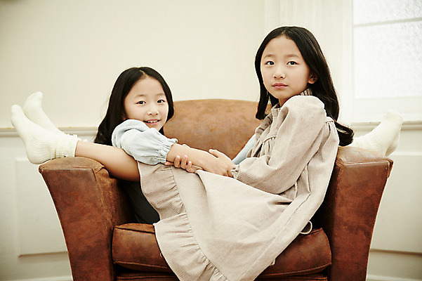 포토 JPG 여자 어린이라이프 어린이 가족 실내 앉기 동양인 두명 옆모습 소파 화목 다정 한국인 쌍둥이 자매 어린이만 소녀만 국내포토 라이프스타일 뷰포인트 컨셉 의자 관계 모션 사람 인종 내부 여자만 파일형식