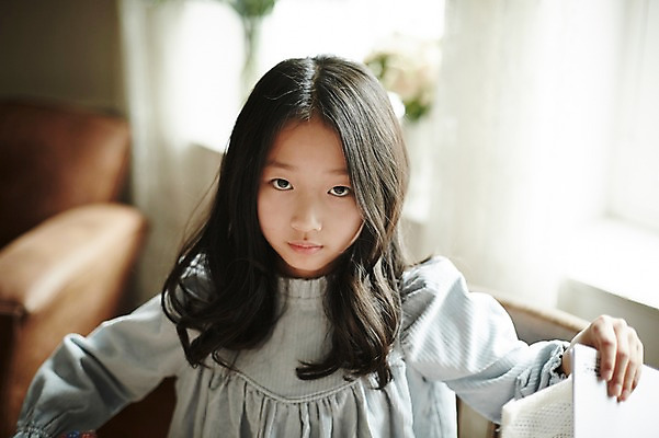 포토 JPG 여자 어린이라이프 어린이 휴식 실내 한명 앉기 소녀 상반신 앞모습 한국인 분위기 어린이만 소녀한명만 국내포토 1 라이프스타일 뷰포인트 컨셉 모션 사람 동양인 내부 여자한명만 소녀만 파일형식