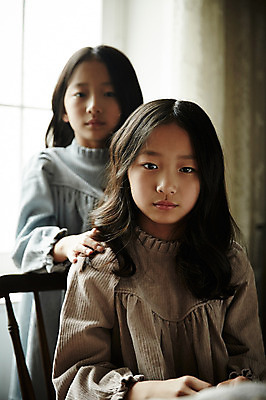 포토 JPG 여자 어린이라이프 어린이 가족 실내 서기 앉기 동양인 상반신 두명 앞모습 한국인 분위기 쌍둥이 자매 어린이만 소녀만 국내포토 라이프스타일 뷰포인트 컨셉 관계 모션 사람 인종 내부 여자만 파일형식