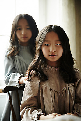 포토 JPG 여자 어린이라이프 어린이 가족 실내 서기 앉기 동양인 상반신 두명 앞모습 한국인 분위기 쌍둥이 자매 어린이만 소녀만 국내포토 라이프스타일 뷰포인트 컨셉 관계 모션 사람 인종 내부 여자만 파일형식