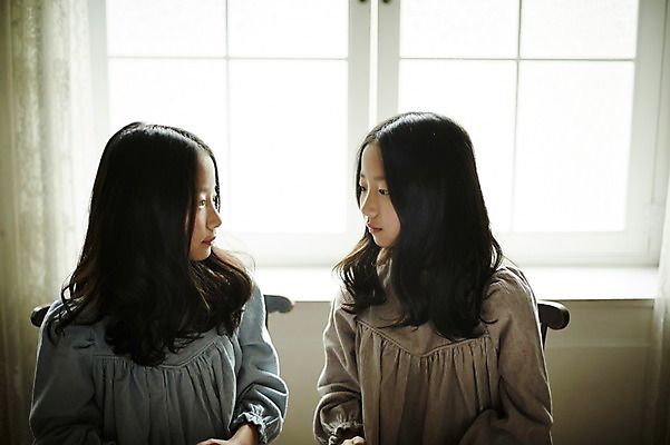 포토 JPG 여자 어린이라이프 어린이 가족 실내 앉기 동양인 상반신 두명 앞모습 마주보기 한국인 분위기 쌍둥이 자매 어린이만 소녀만 국내포토 라이프스타일 뷰포인트 컨셉 관계 모션 사람 인종 내부 여자만 파일형식