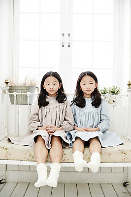 포토 JPG 전신 여자 어린이라이프 어린이 가족 실내 앉기 동양인 두명 앞모습 소파 한국인 분위기 쌍둥이 자매 어린이만 소녀만 국내포토 라이프스타일 뷰포인트 컨셉 의자 관계 모션 사람 인종 내부 여자만 파일형식 가구 생활 생활용품 오브젝트