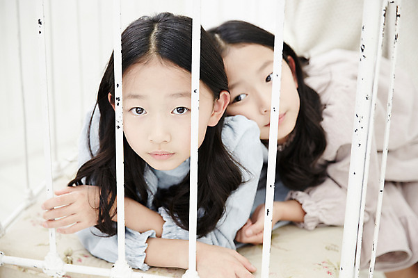 포토 JPG 여자 어린이라이프 어린이 엎드리기 가족 실내 동양인 상반신 두명 앞모습 소파 한국인 쌍둥이 자매 어린이만 소녀만 국내포토 라이프스타일 뷰포인트 의자 관계 모션 사람 인종 내부 여자만 파일형식 가구 생활 생활용품 오브젝트