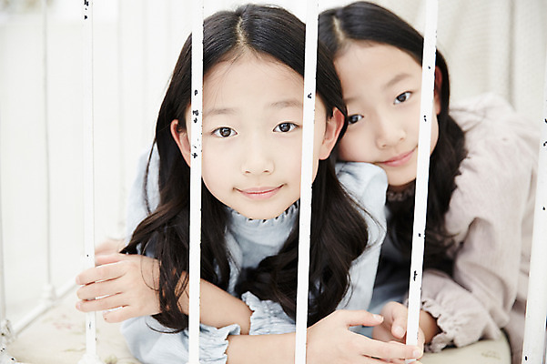 포토 JPG 여자 어린이라이프 어린이 엎드리기 가족 실내 동양인 상반신 두명 앞모습 소파 한국인 쌍둥이 자매 어린이만 소녀만 국내포토 라이프스타일 뷰포인트 의자 관계 모션 사람 인종 내부 여자만 파일형식 가구 생활 생활용품 오브젝트