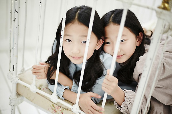 포토 JPG 여자 어린이라이프 어린이 엎드리기 가족 실내 동양인 상반신 두명 앞모습 소파 한국인 쌍둥이 자매 어린이만 소녀만 국내포토 라이프스타일 뷰포인트 의자 관계 모션 사람 인종 내부 여자만 파일형식 가구 생활 생활용품 오브젝트