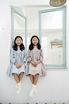 포토 JPG 전신 여자 어린이라이프 어린이 가족 실내 미소 앉기 동양인 두명 앞모습 화목 다정 한국인 쌍둥이 창가 자매 어린이만 소녀만 국내포토 라이프스타일 뷰포인트 컨셉 창문 관계 모션 표정 사람 인종 내부 여자만 파일형식