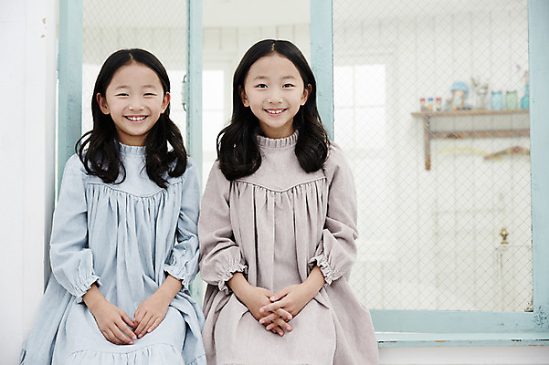 포토 JPG 여자 어린이라이프 어린이 가족 실내 미소 앉기 동양인 상반신 두명 앞모습 화목 다정 한국인 쌍둥이 창가 자매 어린이만 소녀만 국내포토 라이프스타일 뷰포인트 컨셉 창문 관계 모션 표정 사람 인종 내부 여자만 파일형식 생활