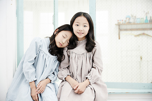 포토 JPG 여자 어린이라이프 어린이 가족 실내 미소 앉기 동양인 상반신 두명 앞모습 눈감음 기댐 화목 다정 한국인 쌍둥이 창가 자매 어린이만 소녀만 국내포토 라이프스타일 뷰포인트 컨셉 창문 관계 모션 표정 사람 인종 내부 여자만 파일형식