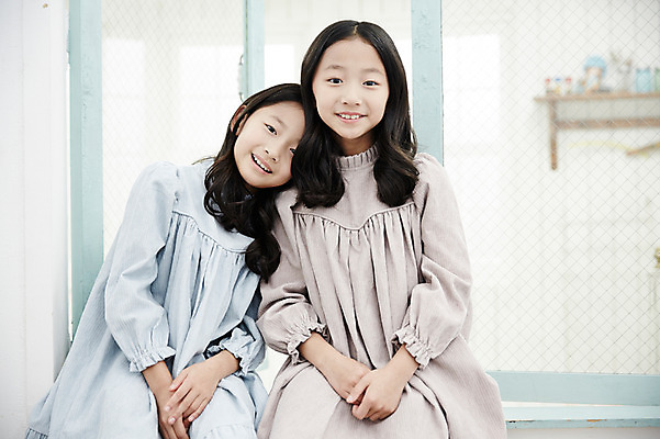 포토 JPG 여자 어린이라이프 어린이 가족 실내 미소 앉기 동양인 상반신 두명 앞모습 기댐 화목 다정 한국인 쌍둥이 창가 자매 어린이만 소녀만 국내포토 라이프스타일 뷰포인트 컨셉 창문 관계 모션 표정 사람 인종 내부 여자만 파일형식 생활