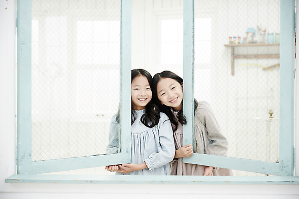포토 JPG 여자 어린이라이프 어린이 창문 가족 실내 서기 미소 동양인 상반신 두명 앞모습 화목 다정 한국인 쌍둥이 창가 자매 어린이만 소녀만 국내포토 라이프스타일 뷰포인트 컨셉 관계 모션 표정 사람 인종 내부 여자만 파일형식