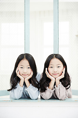 포토 JPG 여자 어린이라이프 어린이 창문 가족 실내 서기 미소 동양인 상반신 두명 앞모습 턱괴기 화목 다정 한국인 쌍둥이 창가 자매 어린이만 소녀만 국내포토 라이프스타일 뷰포인트 컨셉 관계 모션 표정 사람 인종 내부 여자만 파일형식