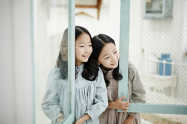 포토 JPG 응시 여자 어린이라이프 어린이 창문 가족 실내 서기 미소 동양인 상반신 두명 앞모습 화목 다정 한국인 쌍둥이 창가 자매 어린이만 소녀만 국내포토 라이프스타일 시선 뷰포인트 컨셉 관계 모션 표정 사람 인종 내부 여자만 파일형식 생활