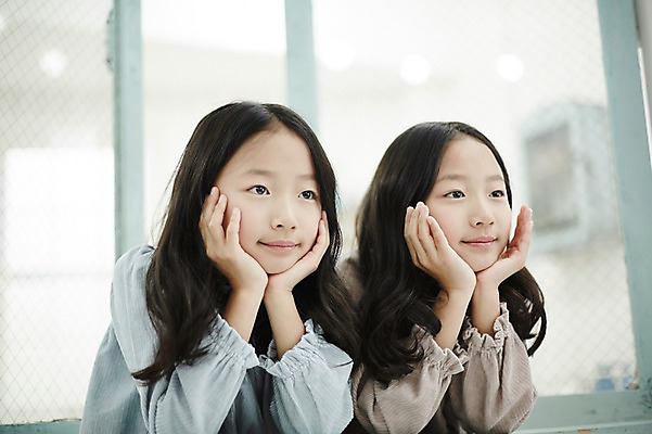 포토 JPG 여자 어린이라이프 어린이 창문 가족 실내 서기 동양인 상반신 두명 앞모습 턱괴기 화목 다정 한국인 쌍둥이 자매 어린이만 소녀만 국내포토 라이프스타일 뷰포인트 컨셉 관계 모션 사람 인종 내부 여자만 파일형식 생활