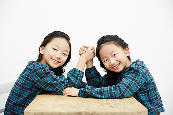 포토 JPG 여자 어린이라이프 어린이 가족 실내 미소 앉기 동양인 상반신 두명 옆모습 손잡기 화목 다정 한국인 쌍둥이 자매 팔씨름 맞대결 어린이만 소녀만 국내포토 라이프스타일 뷰포인트 컨셉 관계 모션 놀이 표정 사람 인종 내부 여자만 파일형식