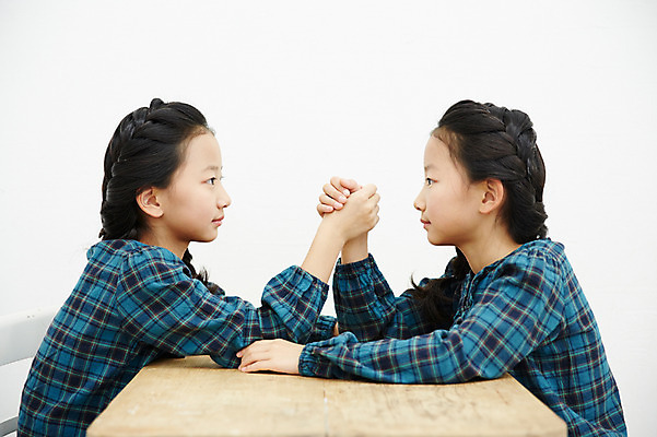 포토 JPG 여자 어린이라이프 어린이 가족 실내 앉기 동양인 상반신 두명 옆모습 손잡기 화목 다정 한국인 쌍둥이 자매 팔씨름 맞대결 어린이만 소녀만 국내포토 라이프스타일 뷰포인트 컨셉 관계 모션 놀이 사람 인종 내부 여자만 파일형식