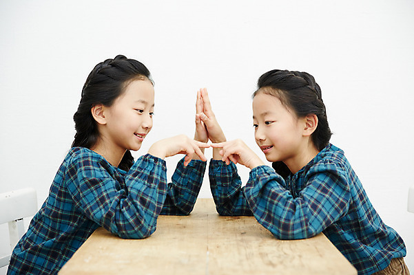 포토 JPG 여자 어린이라이프 어린이 가족 실내 앉기 동양인 손짓 상반신 두명 옆모습 마주보기 화목 다정 한국인 쌍둥이 자매 맞대기 어린이만 소녀만 국내포토 라이프스타일 뷰포인트 컨셉 관계 모션 사람 인종 내부 여자만 파일형식 생활