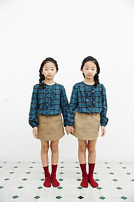 포토 JPG 전신 여자 어린이라이프 어린이 가족 실내 서기 동양인 두명 앞모습 손잡기 다정 한국인 쌍둥이 자매 어린이만 소녀만 국내포토 라이프스타일 뷰포인트 컨셉 관계 모션 사람 인종 내부 여자만 파일형식 생활