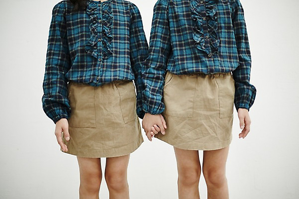 포토 JPG 여자 어린이라이프 어린이 가족 실내 서기 동양인 상반신 두명 앞모습 손잡기 한국인 쌍둥이 자매 어린이만 소녀만 국내포토 라이프스타일 뷰포인트 관계 모션 사람 인종 내부 여자만 파일형식