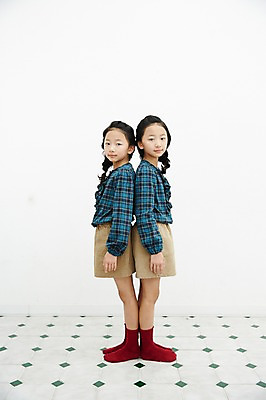 포토 JPG 전신 여자 어린이라이프 어린이 가족 실내 서기 동양인 두명 옆모습 한국인 등맞대기 쌍둥이 자매 어린이만 소녀만 국내포토 라이프스타일 뷰포인트 관계 모션 사람 인종 내부 여자만 파일형식 생활