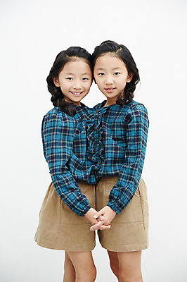 포토 JPG 여자 어린이라이프 어린이 가족 실내 서기 미소 앉기 동양인 상반신 두명 옆모습 손잡기 화목 다정 한국인 쌍둥이 자매 어린이만 소녀만 국내포토 라이프스타일 뷰포인트 컨셉 관계 모션 표정 사람 인종 내부 여자만 파일형식