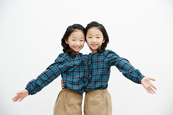 포토 JPG 여자 어린이라이프 어린이 가족 안기 실내 서기 미소 동양인 상반신 두명 옆모습 화목 다정 한국인 쌍둥이 자매 손뻗기 어린이만 소녀만 국내포토 라이프스타일 뷰포인트 컨셉 관계 모션 표정 사람 인종 내부 여자만 파일형식 생활