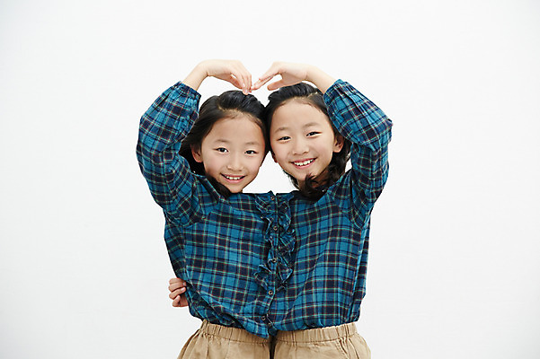 포토 JPG 여자 어린이라이프 어린이 가족 안기 실내 서기 미소 동양인 상반신 두명 앞모습 화목 다정 한국인 쌍둥이 자매 손하트 어린이만 소녀만 국내포토 라이프스타일 뷰포인트 컨셉 관계 모션 표정 사람 인종 손짓 내부 여자만 파일형식