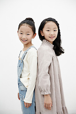 포토 JPG 여자 어린이라이프 어린이 가족 실내 서기 미소 동양인 상반신 두명 옆모습 화목 다정 한국인 등맞대기 쌍둥이 자매 어린이만 소녀만 국내포토 라이프스타일 뷰포인트 컨셉 관계 모션 표정 사람 인종 내부 여자만 파일형식 생활