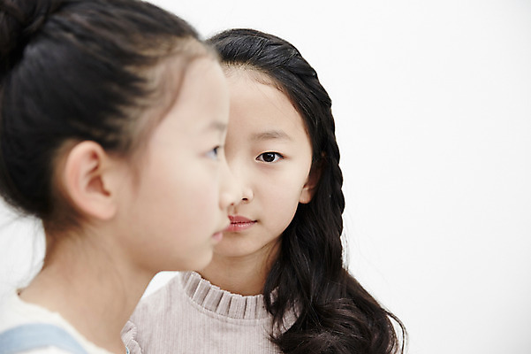 포토 JPG 응시 여자 어린이라이프 어린이 가족 실내 서기 동양인 상반신 두명 앞모습 옆모습 한국인 분위기 쌍둥이 자매 어린이만 소녀만 국내포토 라이프스타일 시선 뷰포인트 컨셉 관계 모션 사람 인종 내부 여자만 파일형식