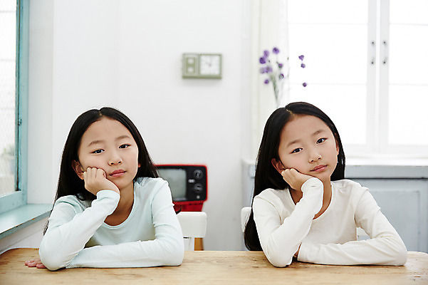 포토 JPG 여자 어린이라이프 어린이 가족 실내 앉기 동양인 상반신 두명 앞모습 식사 턱괴기 한국인 지루함 쌍둥이 자매 어린이만 소녀만 국내포토 라이프스타일 감정 뷰포인트 관계 모션 사람 인종 내부 여자만 파일형식