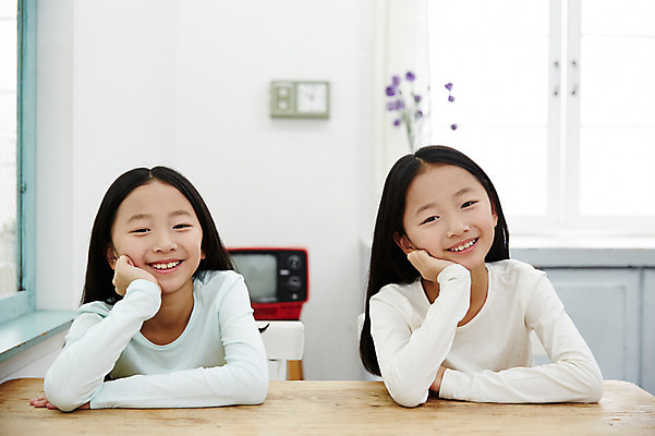 포토 JPG 여자 어린이라이프 어린이 가족 실내 미소 앉기 동양인 상반신 두명 앞모습 식사 턱괴기 화목 다정 한국인 기다림 쌍둥이 자매 어린이만 소녀만 국내포토 라이프스타일 뷰포인트 컨셉 관계 모션 표정 사람 인종 내부 여자만 파일형식